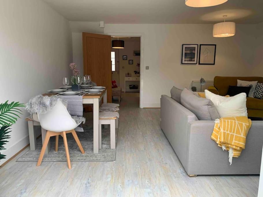 Stylish & Spacious 3 Bed House With 2 Free Car Parking Spaces Villa Appledram Exterior foto
