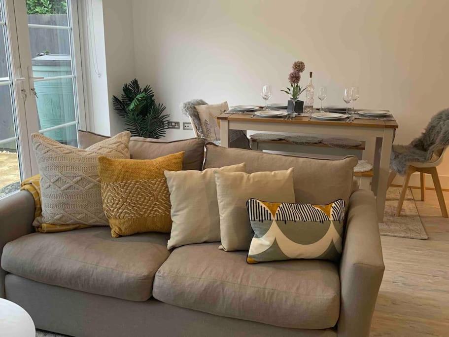 Stylish & Spacious 3 Bed House With 2 Free Car Parking Spaces Villa Appledram Exterior foto