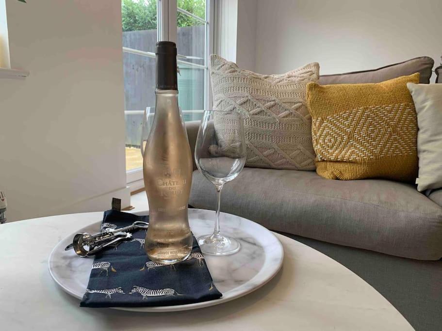 Stylish & Spacious 3 Bed House With 2 Free Car Parking Spaces Villa Appledram Exterior foto