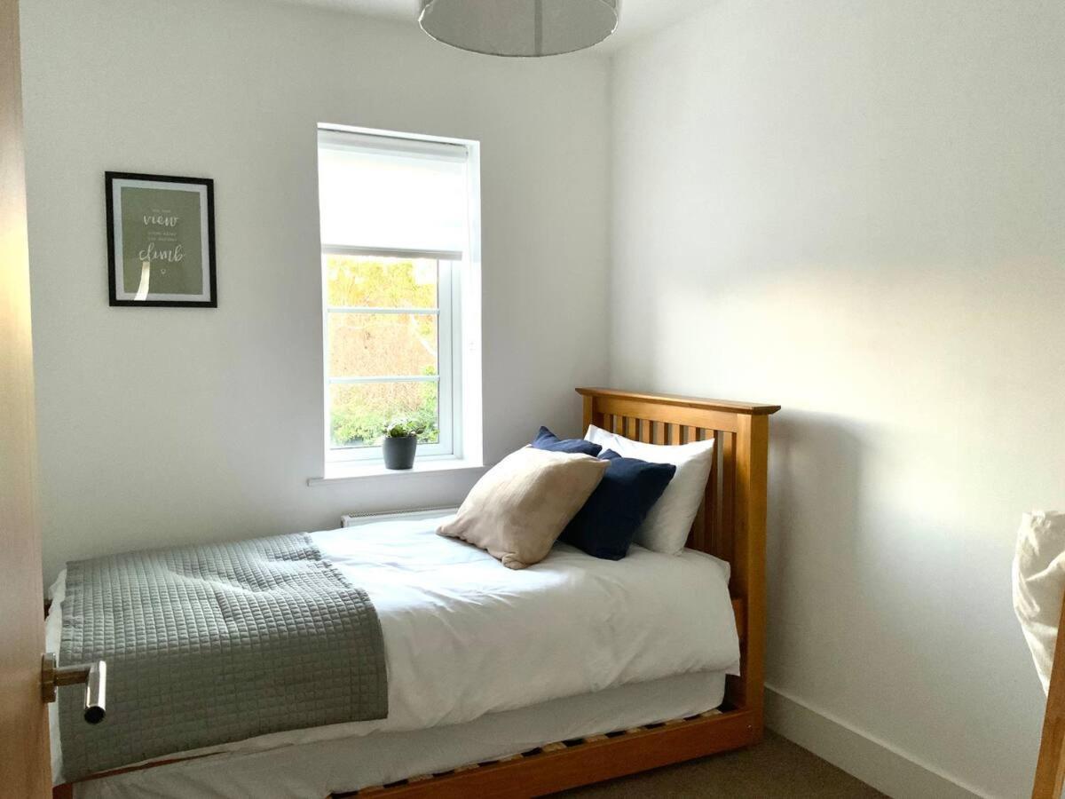 Stylish & Spacious 3 Bed House With 2 Free Car Parking Spaces Villa Appledram Exterior foto